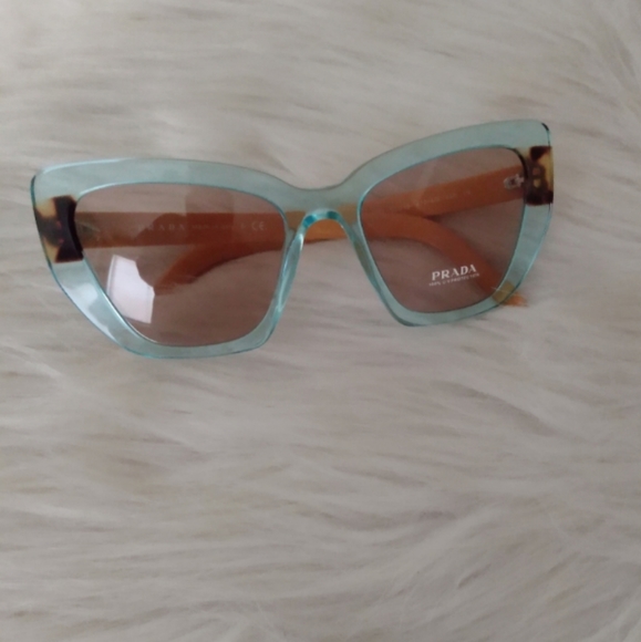 Prada - Picture 5 of 7